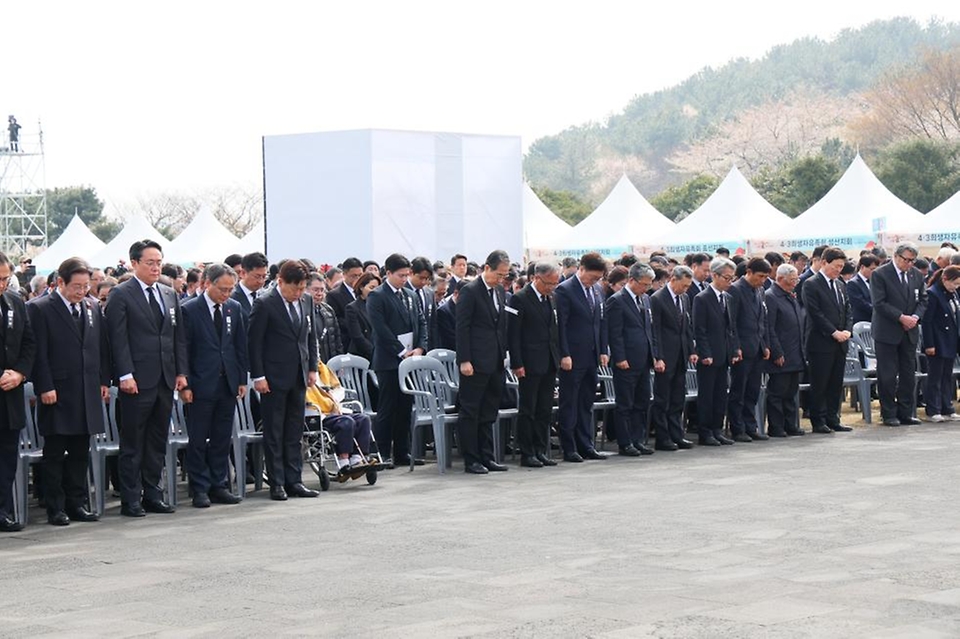한덕수 대통령 권한대행 국무총리가 3일 제주 4·3 평화공원에서 열린 4·3 희생자 추념식에 참석, 분향 및 추념사를 하고 있다.