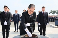 한덕수 대통령 권한대행 국무총리가 3일 제주 4·3 평화공원에서 열린 4·3 희생자 추념식에 참석, 분향 및 추념사를 하고 있다.