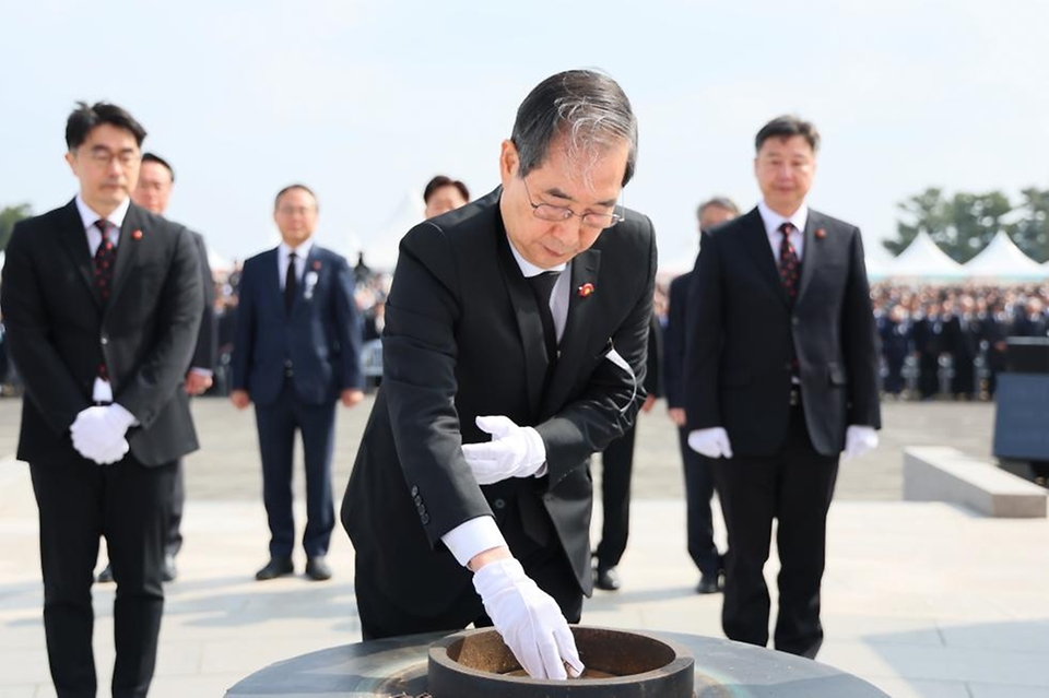 한덕수 대통령 권한대행 국무총리가 3일 제주 4·3 평화공원에서 열린 4·3 희생자 추념식에 참석, 분향 및 추념사를 하고 있다.