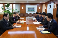 한덕수 대통령 권한대행 국무총리가 3일 세종대로 정부서울청사에서 상호관세 대응 긴급 경제안보전략TF회의를 주재하고 있다.