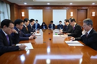 한덕수 대통령 권한대행 국무총리가 3일 세종대로 정부서울청사에서 상호관세 대응 긴급 경제안보전략TF회의를 주재하고 있다.