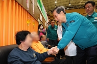 한덕수 대통령 권한대행 국무총리가 2일 경북 영덕군 국민체육센터에 마련된 산불 이재민 대피소를 방문, 의료지원 현장을 점검하고 주민들을 위로하고 있다.