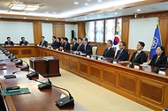 한덕수 대통령 권한대행 국무총리가 4일 세종대로 정부서울청사에서 국무위원 간담회를 주재하고 있다.