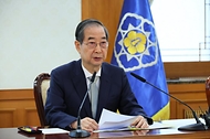 한덕수 대통령 권한대행 국무총리가 4일 세종대로 정부서울청사에서 국무위원 간담회를 주재하고 있다.