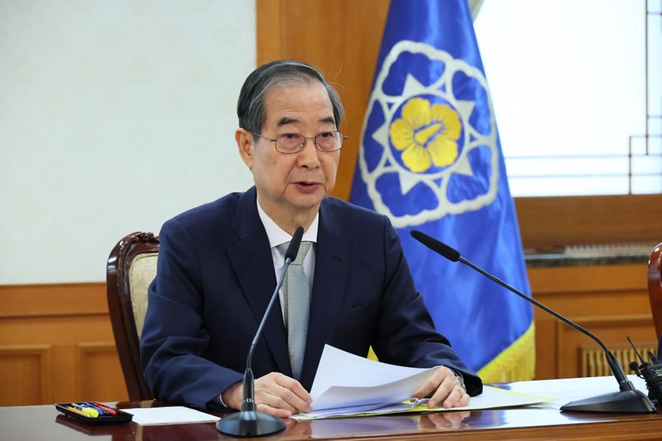 한덕수 대통령 권한대행 국무총리가 4일 세종대로 정부서울청사에서 국무위원 간담회를 주재하고 있다.