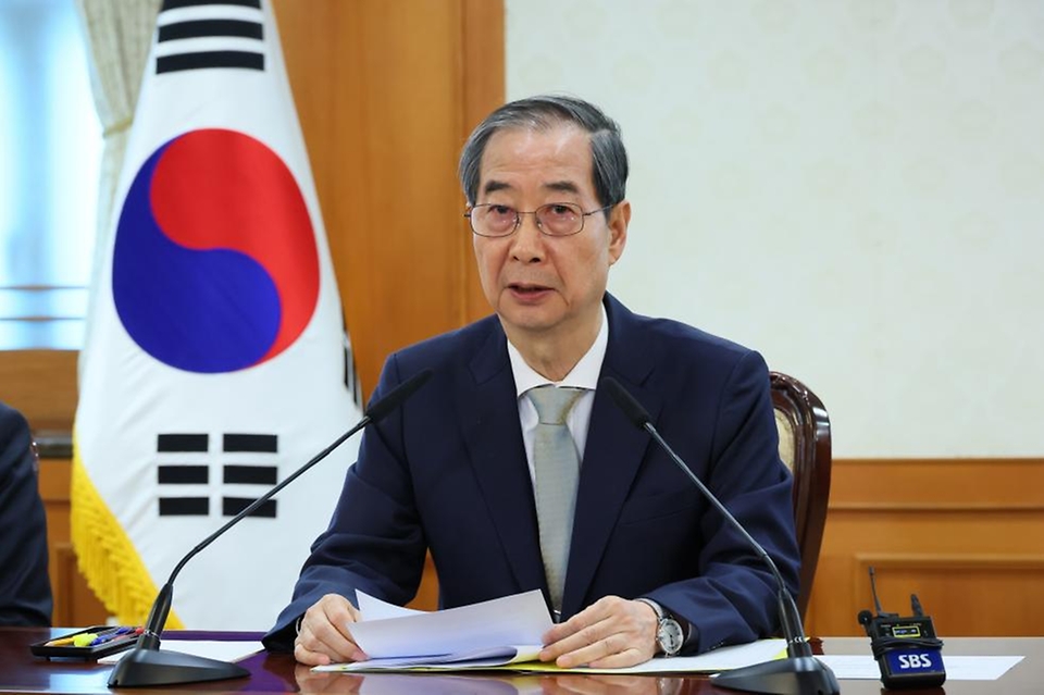 한덕수 대통령 권한대행 국무총리가 4일 세종대로 정부서울청사에서 국무위원 간담회를 주재하고 있다.