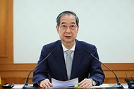 한덕수 대통령 권한대행 국무총리가 4일 세종대로 정부서울청사에서 국무위원 간담회를 주재하고 있다.
