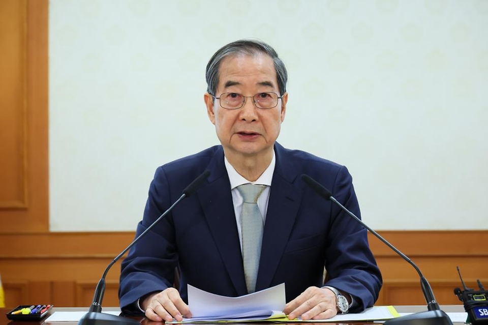 한덕수 대통령 권한대행 국무총리가 4일 세종대로 정부서울청사에서 국무위원 간담회를 주재하고 있다.