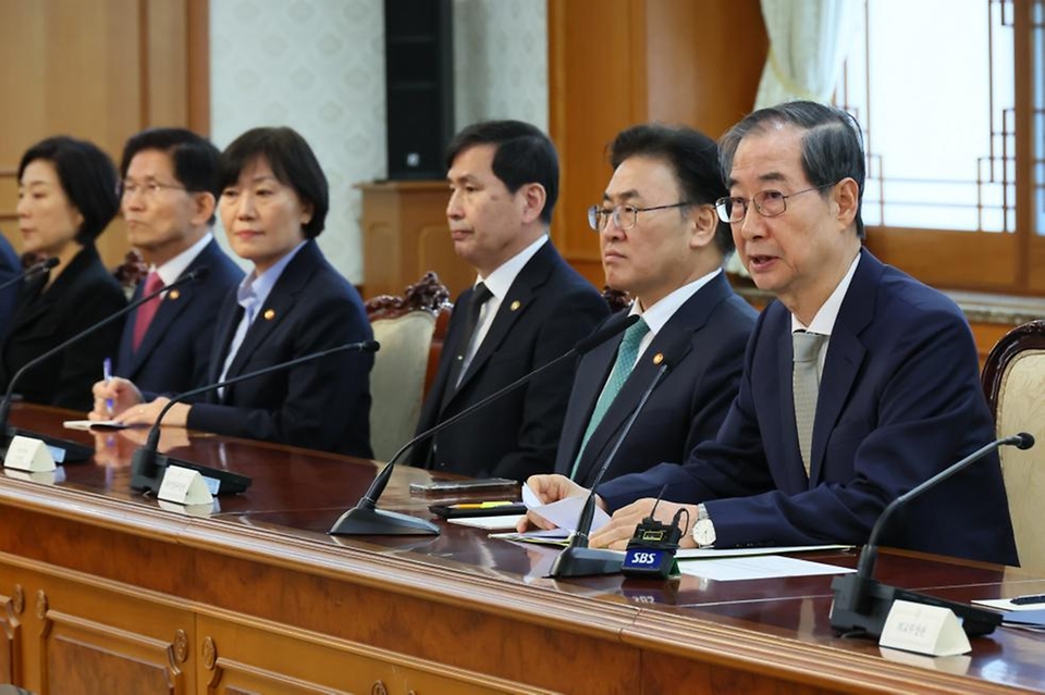 한덕수 대통령 권한대행 국무총리가 4일 세종대로 정부서울청사에서 국무위원 간담회를 주재하고 있다.