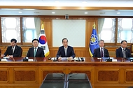 한덕수 대통령 권한대행 국무총리가 4일 세종대로 정부서울청사에서 국무위원 간담회를 주재하고 있다.