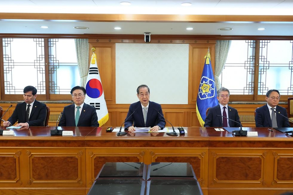 한덕수 대통령 권한대행 국무총리가 4일 세종대로 정부서울청사에서 국무위원 간담회를 주재하고 있다.