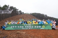 2025년 4월 5일 제80회 식목일 기념 나무심기 행사가 충남 공주시 의당면 증흥리 일원에서 열린 가운데 참가자들이 헛개나무를 심고 있다.