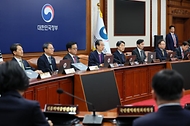 한덕수 대통령 권한대행 국무총리가 8일 세종대로 정부서울청사에서 열린 국무회의를 주재, 모두발언을 하고 있다.