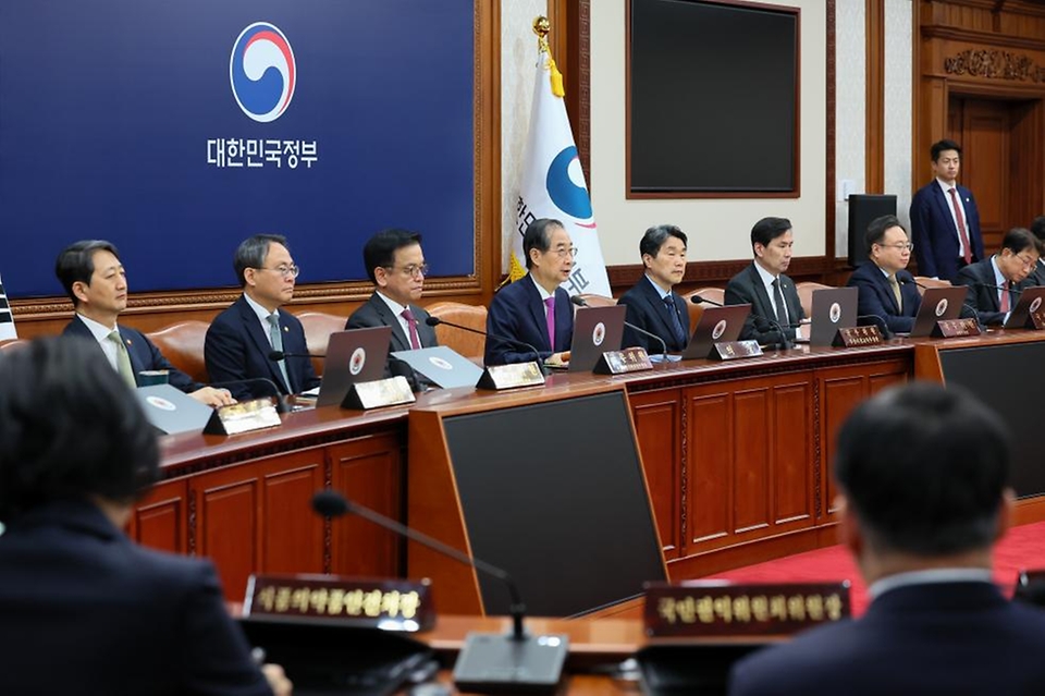 한덕수 대통령 권한대행 국무총리가 8일 세종대로 정부서울청사에서 열린 국무회의를 주재, 모두발언을 하고 있다.