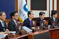 한덕수 대통령 권한대행 국무총리가 8일 세종대로 정부서울청사에서 열린 국무회의를 주재, 모두발언을 하고 있다.