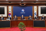 한덕수 대통령 권한대행 국무총리가 8일 세종대로 정부서울청사에서 열린 국무회의를 주재, 모두발언을 하고 있다.