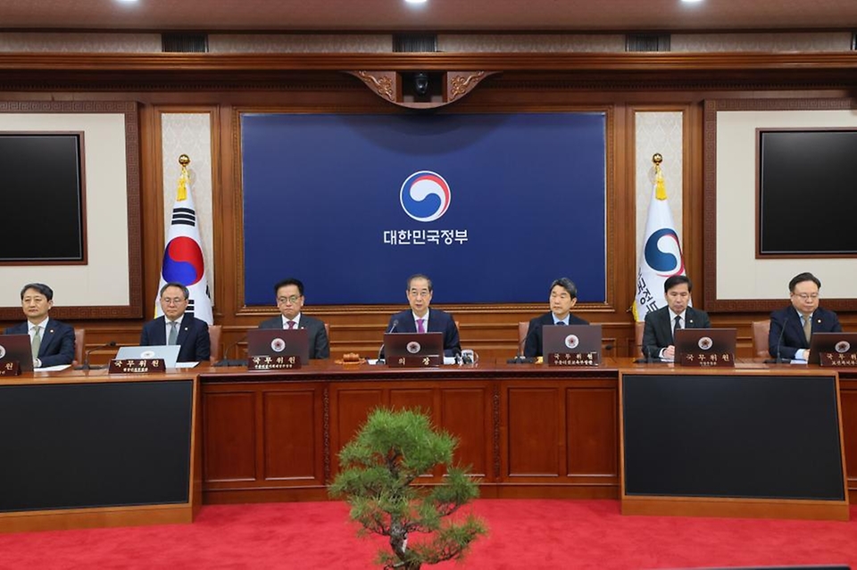 한덕수 대통령 권한대행 국무총리가 8일 세종대로 정부서울청사에서 열린 국무회의를 주재, 모두발언을 하고 있다.