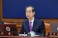 한덕수 대통령 권한대행 국무총리가 8일 세종대로 정부서울청사에서 열린 국무회의를 주재, 모두발언을 하고 있다.