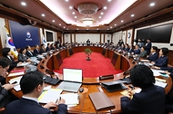 한덕수 대통령 권한대행 국무총리가 8일 세종대로 정부서울청사에서 열린 국무회의를 주재, 모두발언을 하고 있다.