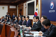 한덕수 대통령 권한대행 국무총리가 8일 세종대로 정부서울청사에서 열린 국무회의를 주재, 모두발언을 하고 있다.