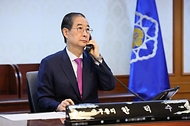 한덕수 대통령 권한대행 국무총리가 8일 세종대로 정부서울청사에서 도널드 트럼프 美대통령과 전화 통화를 하고 있다.