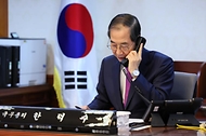 한덕수 대통령 권한대행 국무총리가 8일 세종대로 정부서울청사에서 도널드 트럼프 美대통령과 전화 통화를 하고 있다.