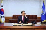 한덕수 대통령 권한대행 국무총리가 8일 세종대로 정부서울청사에서 도널드 트럼프 美대통령과 전화 통화를 하고 있다.