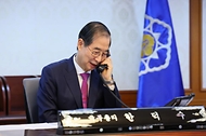 한덕수 대통령 권한대행 국무총리가 8일 세종대로 정부서울청사에서 도널드 트럼프 美대통령과 전화 통화를 하고 있다.