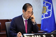 한덕수 대통령 권한대행 국무총리가 8일 세종대로 정부서울청사에서 도널드 트럼프 美대통령과 전화 통화를 하고 있다.