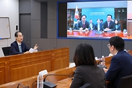 한덕수 대통령 권한대행 국무총리가 10일 세종대로 정부서울청사에서 美 도널드 트럼프 행정부의 관세 정책 대응을 위해 방미 중인 정인교 산업통상자원부 통상교섭본부장, 조현동 주미한국대사로부터 화상으로 상황 보고를 받으며 발언하고 있다.