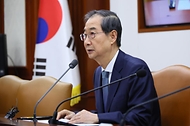 한덕수 대통령 권한대행 국무총리가 10일 세종대로 정부서울청사에서 열린 국정현안관계장관회의를 주재, 모두발언을 하고 있다.
