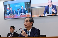 한덕수 대통령 권한대행 국무총리가 10일 세종대로 정부서울청사에서 美 도널드 트럼프 행정부의 관세 정책 대응을 위해 방미 중인 정인교 산업통상자원부 통상교섭본부장, 조현동 주미한국대사로부터 화상으로 상황 보고를 받으며 발언하고 있다.
