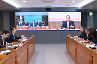 한덕수 대통령 권한대행 국무총리가 10일 세종대로 정부서울청사에서 美 도널드 트럼프 행정부의 관세 정책 대응을 위해 방미 중인 정인교 산업통상자원부 통상교섭본부장, 조현동 주미한국대사로부터 화상으로 상황 보고를 받으며 발언하고 있다.