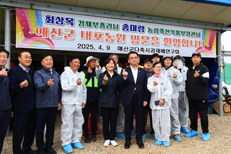 송미령 농림축산식품부 장관은 최상목 부총리 겸 기획재정부 장관과 4.9(수) 오후 충남 예산군의 사과 과수원을 방문해 사과 개화기 생육상황과 스마트 과수원 조성 현황을 점검하고, 과수생산 농업인을 격려하였습니다. 