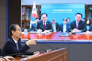 한덕수 대통령 권한대행 국무총리가 10일 세종대로 정부서울청사에서 美 도널드 트럼프 행정부의 관세 정책 대응을 위해 방미 중인 정인교 산업통상자원부 통상교섭본부장, 조현동 주미한국대사로부터 화상으로 상황 보고를 받으며 발언하고 있다.