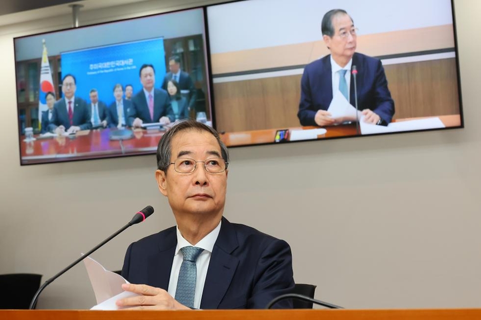 한덕수 대통령 권한대행 국무총리가 10일 세종대로 정부서울청사에서 美 도널드 트럼프 행정부의 관세 정책 대응을 위해 방미 중인 정인교 산업통상자원부 통상교섭본부장, 조현동 주미한국대사로부터 화상으로 상황 보고를 받으며 발언하고 있다.