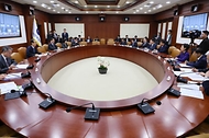한덕수 대통령 권한대행 국무총리가 10일 세종대로 정부서울청사에서 열린 국정현안관계장관회의를 주재, 모두발언을 하고 있다.