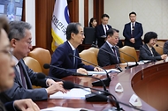 한덕수 대통령 권한대행 국무총리가 10일 세종대로 정부서울청사에서 열린 국정현안관계장관회의를 주재, 모두발언을 하고 있다.
