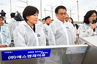 송미령 농림축산식품부 장관은 최상목 부총리 겸 기획재정부 장관과 4.9(수) 오후 충남 예산군의 사과 과수원을 방문해 사과 개화기 생육상황과 스마트 과수원 조성 현황을 점검하고, 과수생산 농업인을 격려하였습니다. 