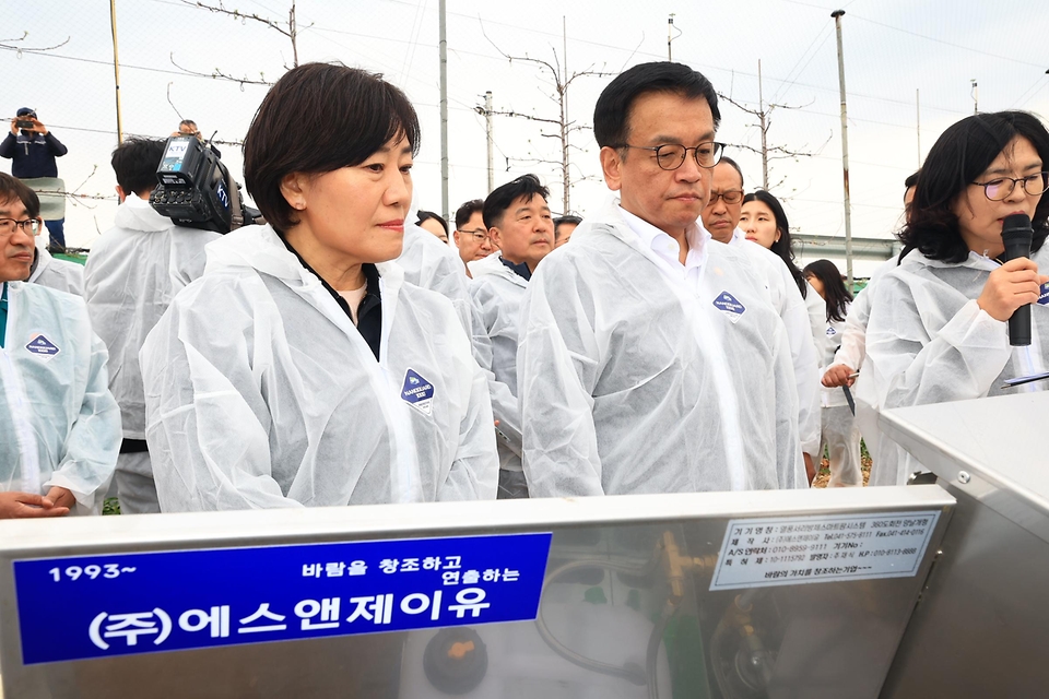 송미령 농림축산식품부 장관은 최상목 부총리 겸 기획재정부 장관과 4.9(수) 오후 충남 예산군의 사과 과수원을 방문해 사과 개화기 생육상황과 스마트 과수원 조성 현황을 점검하고, 과수생산 농업인을 격려하였습니다. 