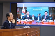 한덕수 대통령 권한대행 국무총리가 10일 세종대로 정부서울청사에서 美 도널드 트럼프 행정부의 관세 정책 대응을 위해 방미 중인 정인교 산업통상자원부 통상교섭본부장, 조현동 주미한국대사로부터 화상으로 상황 보고를 받으며 발언하고 있다.