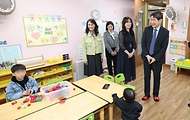 이주호 부총리 겸 교육부 장관은 4월 9일(수), 수원 매탄이솝어린이집을 방문하여 시설을 참관하고, 어린이집 원장과 보육교직원들의 애로사항 등 현장 의견을 청취하는 간담회를 실시했다.