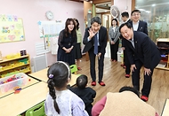 이주호 부총리 겸 교육부 장관은 4월 9일(수), 수원 매탄이솝어린이집을 방문하여 시설을 참관하고, 어린이집 원장과 보육교직원들의 애로사항 등 현장 의견을 청취하는 간담회를 실시했다.