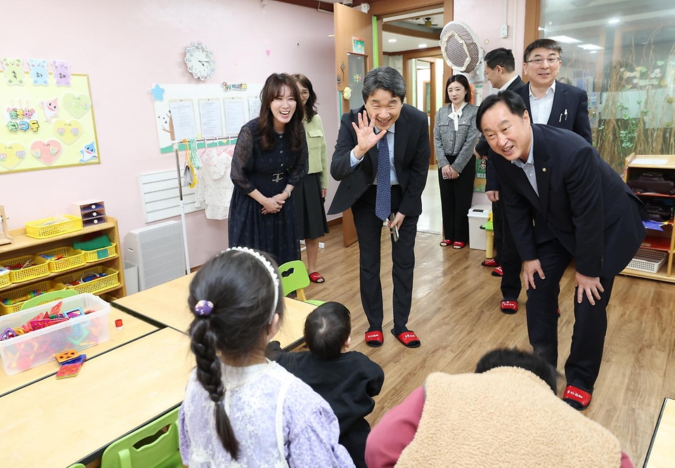 이주호 부총리 겸 교육부 장관은 4월 9일(수), 수원 매탄이솝어린이집을 방문하여 시설을 참관하고, 어린이집 원장과 보육교직원들의 애로사항 등 현장 의견을 청취하는 간담회를 실시했다.