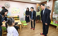 이주호 부총리 겸 교육부 장관은 4월 9일(수), 수원 매탄이솝어린이집을 방문하여 시설을 참관하고, 어린이집 원장과 보육교직원들의 애로사항 등 현장 의견을 청취하는 간담회를 실시했다.