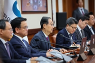 한덕수 대통령 권한대행 국무총리가 14일 세종대로 정부서울청사에서 열린 국무회의를 주재, 모두발언을 하고 있다.