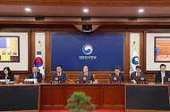 한덕수 대통령 권한대행 국무총리가 14일 세종대로 정부서울청사에서 열린 국무회의를 주재, 모두발언을 하고 있다.