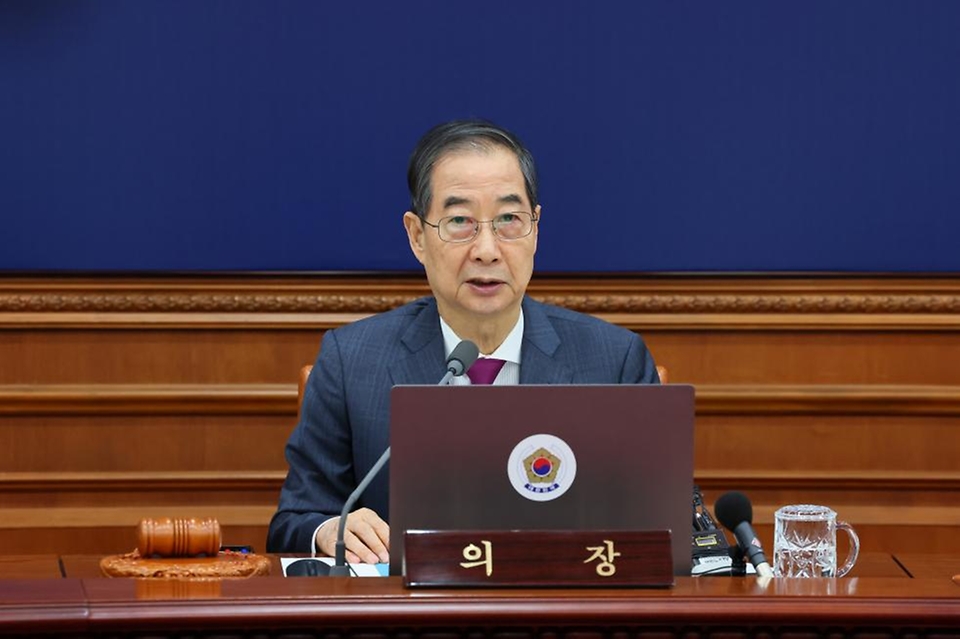 한덕수 대통령 권한대행 국무총리가 14일 세종대로 정부서울청사에서 열린 국무회의를 주재, 모두발언을 하고 있다.
