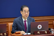한덕수 대통령 권한대행 국무총리가 14일 세종대로 정부서울청사에서 열린 국무회의를 주재, 모두발언을 하고 있다.