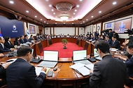 한덕수 대통령 권한대행 국무총리가 14일 세종대로 정부서울청사에서 열린 국무회의를 주재, 모두발언을 하고 있다.